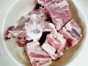 羊蝎子净泡半小时，泡出血水，期间换几次水