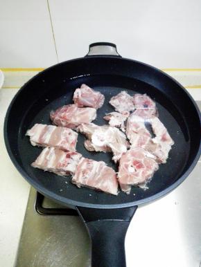 放入冷水锅中，大火烧开，捞出浮沫，继续煮5分钟