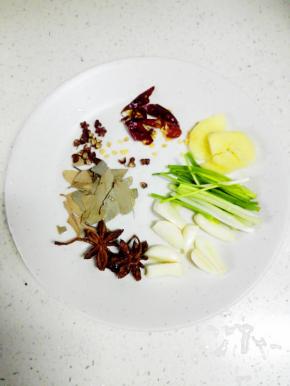 将葱，姜，券，花椒，香叶，干红辣椒，八角，全部洗净，其中葱，姜，蒜，干红辣椒切小。