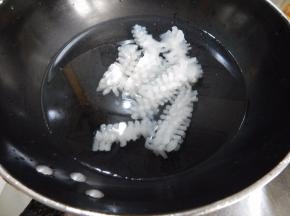 鱿鱼加入料酒水里煮一会