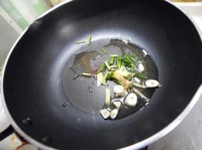 锅里加入油加入葱炒香