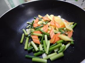 加入蒜苔及胡萝卜