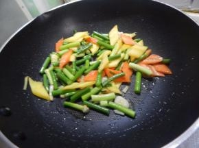 不停的翻炒一会