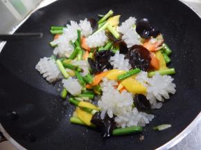 不停的翻炒在加入木耳