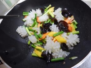 不停的翻炒在加入木耳