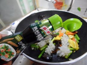 炒匀加入生抽