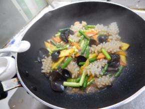 在加一点盐炒匀