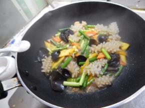 在加一点盐炒匀