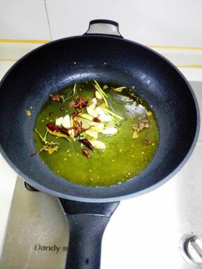 锅内放入食用油，大火烧热后，放入葱姜蒜花椒香叶干红辣椒八角，炒出香味