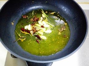 锅内放入食用油，大火烧热后，放入葱姜蒜花椒香叶干红辣椒八角，炒出香味