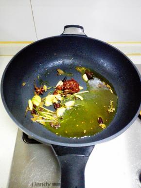 加入郫县豆瓣酱翻炒