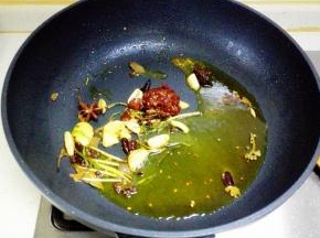 加入郫县豆瓣酱翻炒