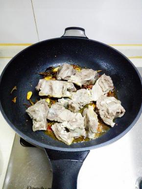 放入羊蝎子翻炒