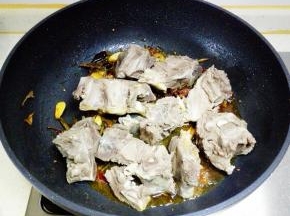 放入羊蝎子翻炒