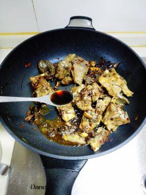 至羊蝎子表面微焦，放入生抽和老抽，翻炒至均匀上色