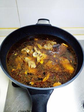 加入没过羊蝎子的清水，大火烧开后，转中小火，煮60分钟