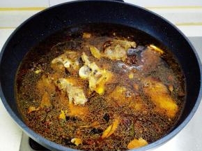 加入没过羊蝎子的清水，大火烧开后，转中小火，煮60分钟