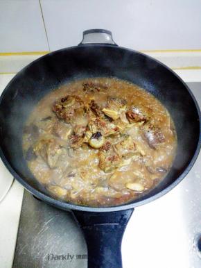 加入1茶匙盐，翻炒均匀