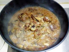 加入1茶匙盐，翻炒均匀