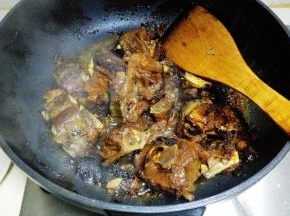 用大火收汁约5分钟，即可关火