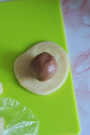 将面团擀开，放入馅，用虎口包起。