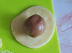 将面团擀开，放入馅，用虎口包起。