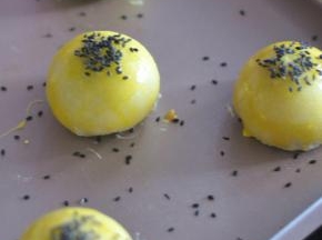 10分钟后取出，表面再刷一层蛋黄，表面撒上黑芝麻，放回烤箱，170度继续烘烤25分钟。