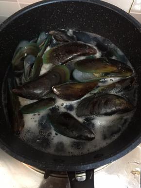 青口下锅煮一点点开口即可