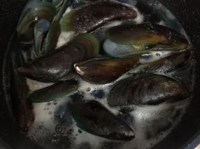 青口下锅煮一点点开口即可