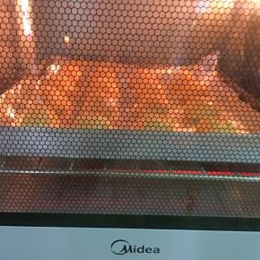 面糊可以装进裱花袋挤在烤盘或许像我直接用勺子舀在烤盘里。烤箱中下层，210度烤10分钟，转180度烤20分钟