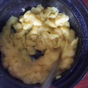 剩下的三分一蛋液分多次少量加入，并注意观察面糊状态