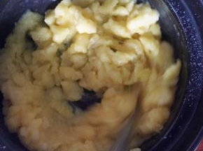 剩下的三分一蛋液分多次少量加入，并注意观察面糊状态