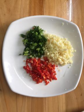 葱蒜、辣椒切末