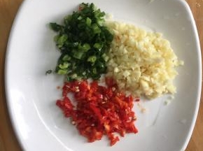 葱蒜、辣椒切末