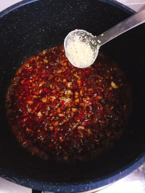 加入一点鸡粉和糖调味