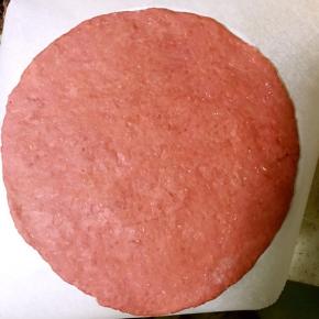 6.将模具铺油纸，取其中一个面团擀至比模具底小一圈，放置模具底部(我用的是活底模具)