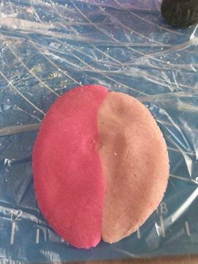 两个颜色练切采用贴合渐层法。