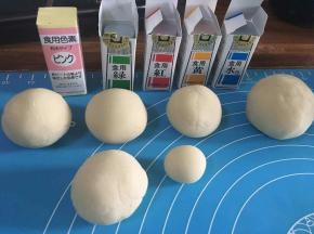 过筛后的练切，按自己的设计分成小块，揉圆，盖上保鲜膜，准备做彩色练切。