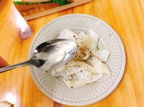 加入一小勺米酒，盐一起腌制10分钟 这样味道更鲜美，也去腥