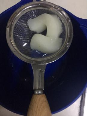 求肥从冰箱取出，清水冲掉表面的片粟粉，滤网沥水。