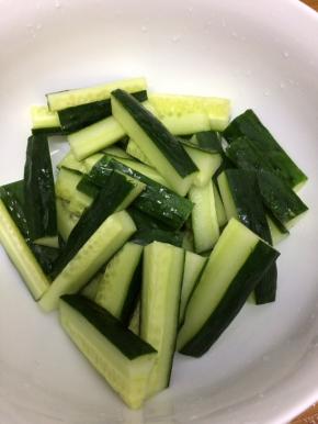 在将黄瓜切成小小条