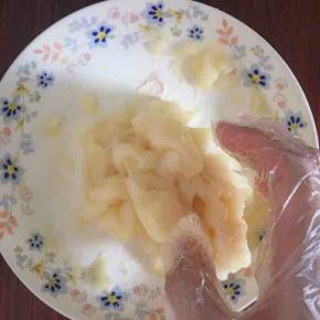 面团放凉后，戴上手套，不断揉面团，使得面团变的非常柔软