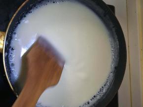 白豆沙粉倒入不粘锅中，加入水，加热搅拌，沸腾后改中火，加入细砂糖和一小撮盐，一直搅拌以免糊底。