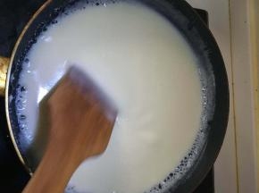 白豆沙粉倒入不粘锅中，加入水，加热搅拌，沸腾后改中火，加入细砂糖和一小撮盐，一直搅拌以免糊底。