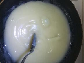 白豆沙内加入适量的水，再开火拌炒。