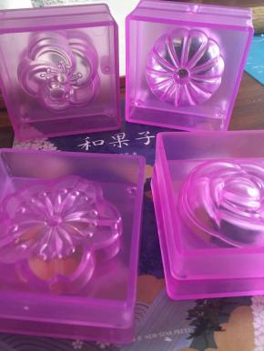 中奖名单出来第三天就收到模具了，漂亮的紫红色，花纹有樱、菊、梅和玫瑰四种。