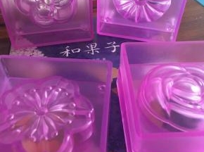 中奖名单出来第三天就收到模具了，漂亮的紫红色，花纹有樱、菊、梅和玫瑰四种。