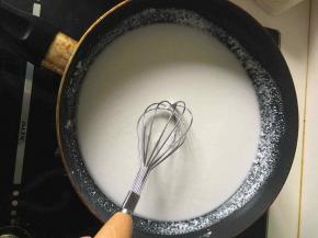 白玉粉和水在不粘锅中混合搅拌均匀。