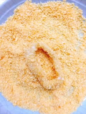 再给鱿鱼穿上金黄外衣，一定要确保整个鱿鱼圈都裹上鱿鱼圈