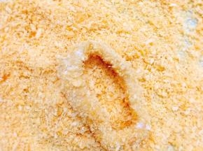 再给鱿鱼穿上金黄外衣，一定要确保整个鱿鱼圈都裹上鱿鱼圈